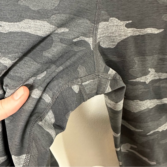 Athleta Ultimate Stash Pocket Black Camo Lightning 7/8 Tights Size Medium - Picture 4 of 10